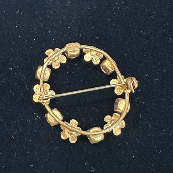 VINTAGE, sparkly Austrian crystal gold/brass tone floral circular brooch - Picture 10 of 10